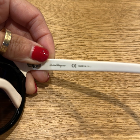 Ferragamo sunglasses - Picture 3 of 5